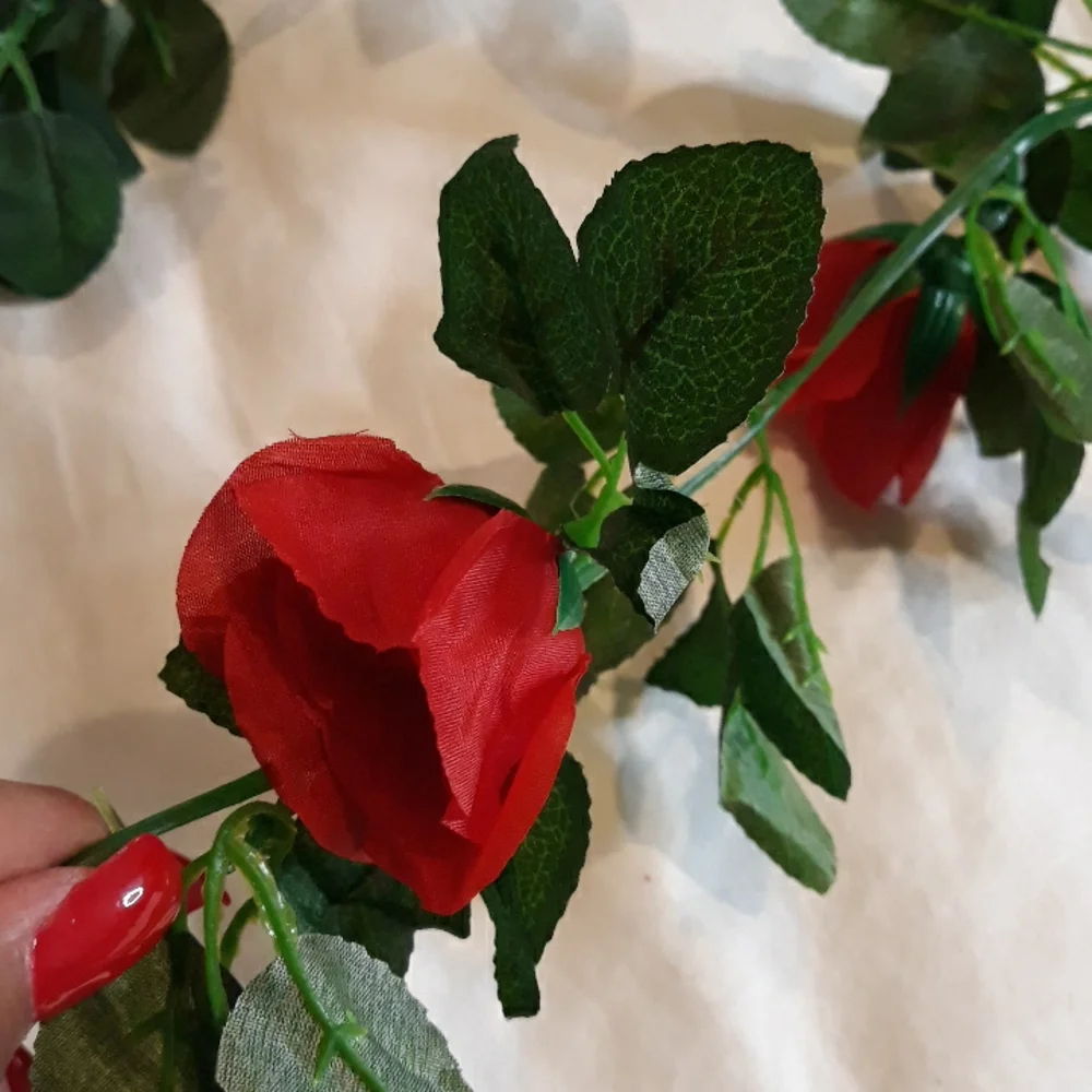 🌟 4 packages, Rose 6ft Garland 3 per package. Great for decorating.